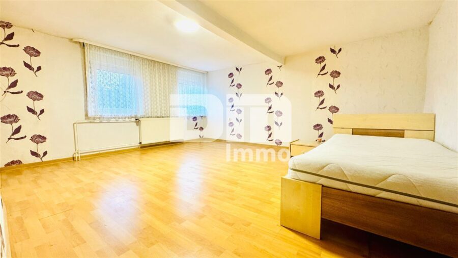 Schöne Doppelhaushälfte mit Nebengebäude, Garage und angelegtem Gartenbereich - OG / DG Schlafzimmer